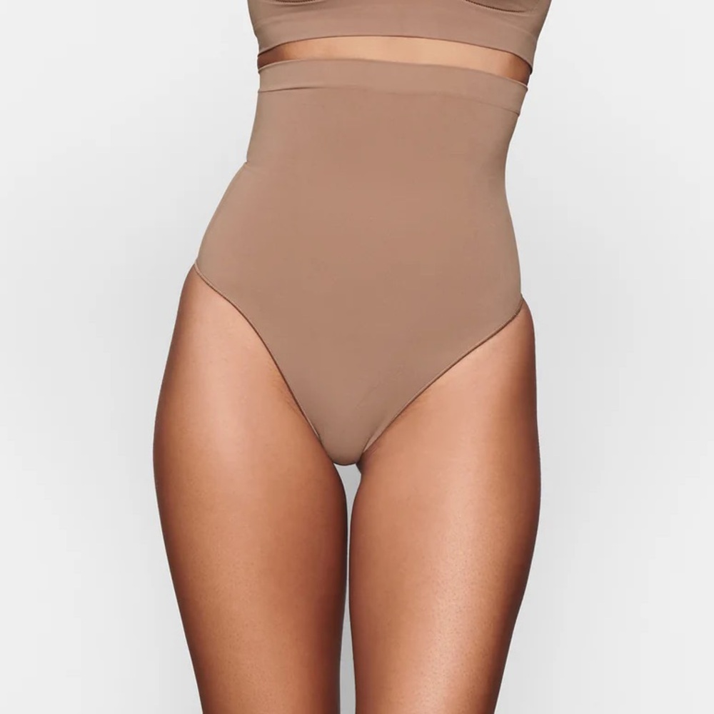 👸🏻 NWOT! SKIMS Seamless Sculpt High Waisted Thong